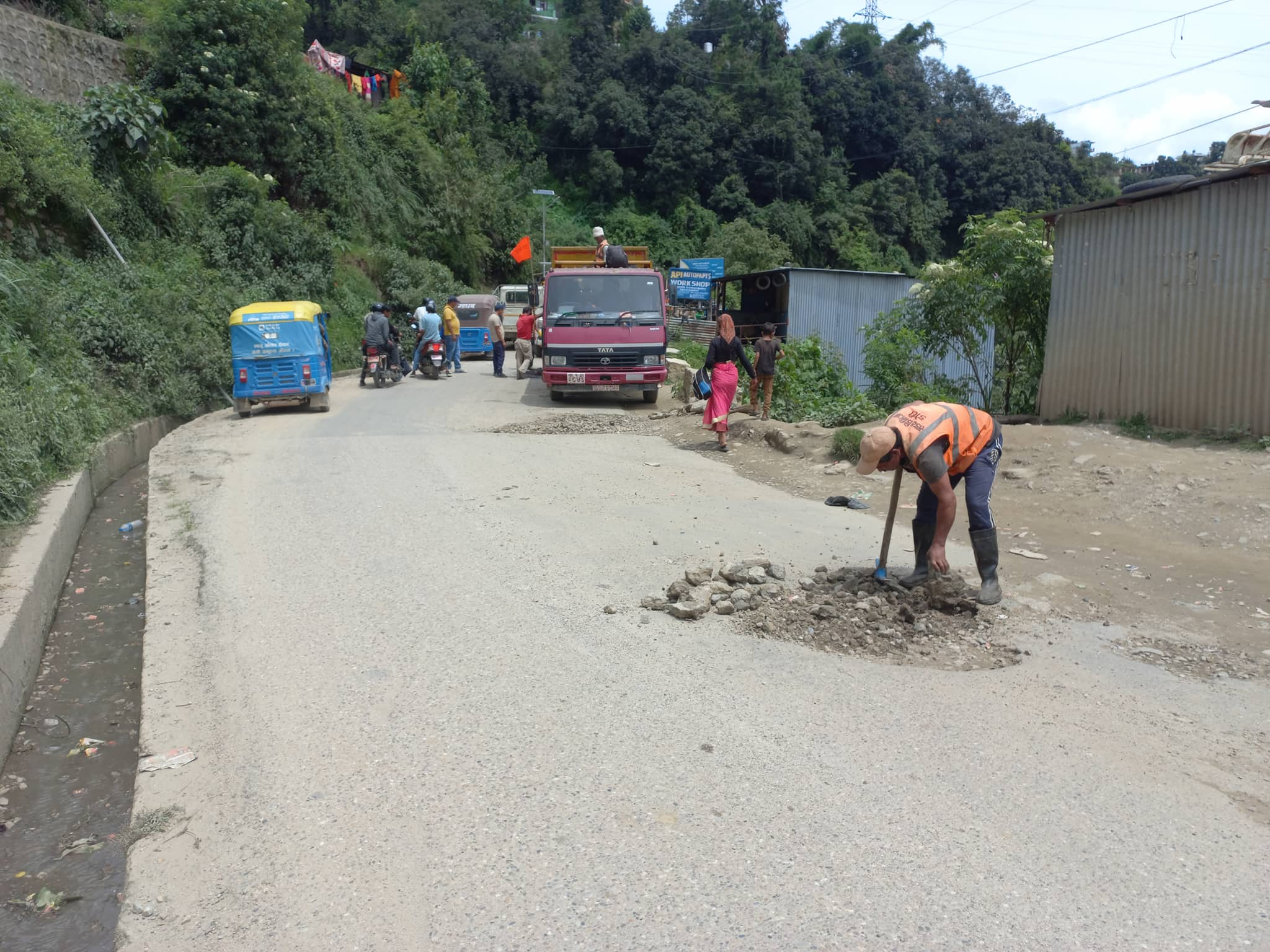 डडेल्धुरामा सडक मर्मतको काम शुरु 